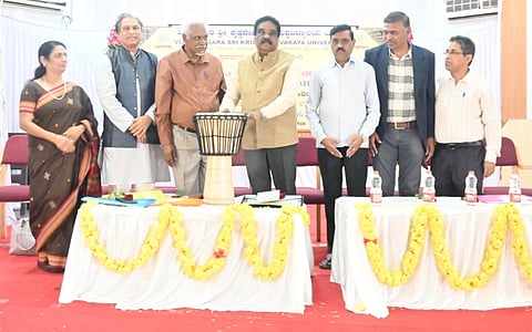 ಬಳ್ಳಾರಿಯ ವಿಎಸ್‌ಕೆ ವಿವಿಯಲ್ಲಿ ಆಯೋಜಿಸಿದ್ದ ಒಂದು ದಿನದ ರಾಷ್ಟ್ರೀಯ ವಿಚಾರ ಸಂಕೀರ್ಣ ಕಾರ್ಯಕ್ರಮವನ್ನು ವಿವಿ ಕುಲಪತಿ ಪ್ರೊ.ಎಂ.ಮುನಿರಾಜು ಉದ್ಘಾಟಿಸಿದರು. ಕುಲಸಚಿವ ಪ್ರೊ.ಎನ್.ಎಂ.ಸಾಲಿ, ಪ್ರೊ.ರಾಬರ್ಟ್ ಜೋಸ್, ಕಲಾವಿದ ಲಕ್ಷ್ಮೀನಾಥ ಗೌಡ, ಪ್ರೊ.ಶಾಂತ ನಾಯ್ಕ ಇತರರಿದ್ದರು.