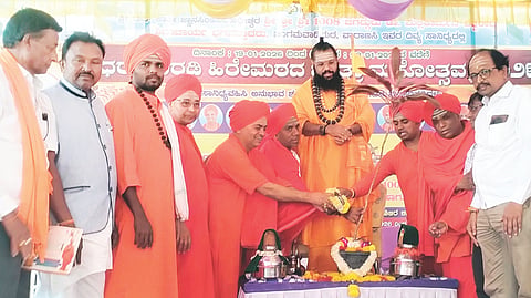 ಯಲಬುರ್ಗಾ ಮಗ್ಗಿ ಬಸವೇಶ್ವರ ದೇವಸ್ಥಾನ ಆವರಣದಲ್ಲಿ ಬಸವಲಿಂಗೇಶ್ವರ ಪಟ್ಟಾಧಿಕಾರ ಮಹೋತ್ಸವ ಕಾರ್ಯಕ್ರಮ ಚಾಲನೆ ಸಂದರ್ಭ ಡಾ.ಮಲ್ಲಿಕಾರ್ಜುನ ವಿಶ್ವರಾಧ್ಯ ಶಿವಾಚಾರ್ಯ ಭಗವತ್ಪಾದರು, ಗುರುಸಿದ್ದೇಶ್ವರ ಸ್ವಾಮೀಜಿ, ಗುರು ಶಾಂತವೀರ ಸ್ವಾಮೀಜಿ, ಬಸವಲಿಂಗ ಮಹಾಸ್ವಾಮಿಗಳು, ಪ್ರಮುಖರಾದ ವೀರಣ್ಣ ಹುಬ್ಬಳ್ಳಿ, ಚನ್ನಪ್ಪ ಗೌಡ್ರು ಮಾಲಿಪಾಟೀಲ್, ಕಾಕನಗೌಡ ಪಾಟೀಲ್ ಕಲ್ಲೂರು, ಬಸನಗೌಡ ಪಾಟೀಲ್, ಮೈಲಾರಗೌಡ ಪಾಟೀಲ್ ಇತರರು ಇದ್ದರು.