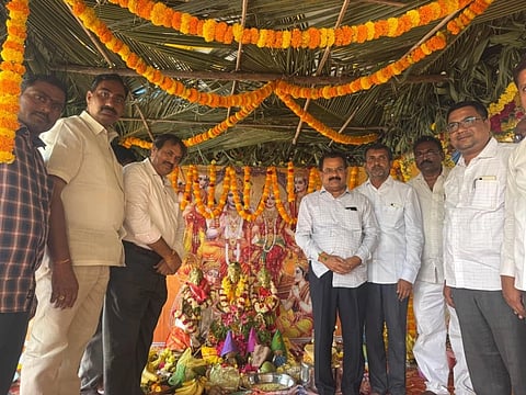 ಶಹಾಪುರದಲ್ಲಿ ಸೀತಾರಾಮ ಕಲ್ಯಾಣ ಮಹೋತ್ಸವ ಸಮಿತಿ ರಾಮನವಮಿ ನಿಮಿತ್ತ ಶುಕ್ರವಾರ ಆಯೋಜಿಸಿದ್ದ ಸೀತಾರಾಮ ಕಲ್ಯಾಣೋತ್ಸವದಲ್ಲಿ ಪೂಜ್ಯ ಪಣೀಂದ್ರ ಜೀ, ಅಂಬರೀಶಗೌಡ ದರ್ಶನಾಪುರ, ಅಮೀನರೆಡ್ಡಿ ಯಾಳಗಿ, ಶರಣು ಗದ್ದುಗೆ ಇತರರಿದ್ದರು.