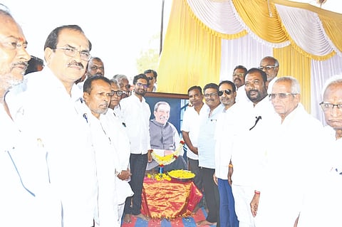 ಯಾದಗಿರಿಯಲ್ಲಿ ಶನಿವಾರ ಹಮ್ಮಿಕೊಂಡ ಮಾಜಿ ಶಾಸಕ ಲಿಂ.ವೆಂಕಟರೆಡ್ಡಿಗೌಡ ಮುದ್ನಾಳ್​ ಅವರ ಜನ್ಮದಿನ ಆಚರಿಸಲಾಯಿತು. ಅಯ್ಯಣ್ಣ ಹುಂಡೇಕಾರ, ಸಿದ್ದಪ್ಪ ಹೊಟ್ಟಿ, ಹಣಮಂತರಡ್ಡಿ ಮುದ್ನಾಳ್​, ಮಹೇಶರಡ್ಡಿ ಮುದ್ನಾಳ್​ , ಮಲ್ಲಣ್ಣಗೌಡ ಪಾಟೀಲ್​ ಹತ್ತಿಕುಣಿ, ಖಂಡಪ್ಪ ದಾಸನಕೇರಿ, ಸಿದ್ದಣ್ಣಗೌಡ ಕಾಡಂನೋರ್​ ಇತರರಿದ್ದರು.