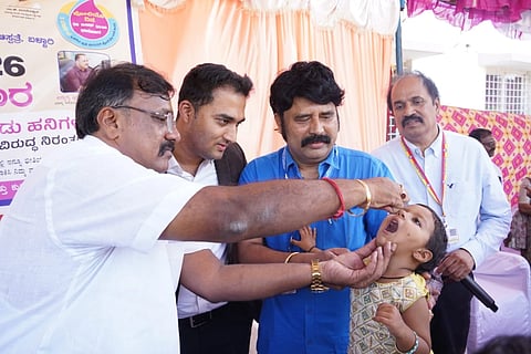 ಬಳ್ಳಾರಿಯ ಜಿಲ್ಲಾಸ್ಪತ್ರೆ ಆವರಣದಲ್ಲಿ ಆಯೋಜಿಸಿದ್ದ  ರಾಷ್ಟ್ರೀಯ ಪಲ್ಸ್ ಪೋಲಿಯೊ ಲಸಿಕಾ ಕಾರ್ಯಕ್ರಮದ ಅಂಗವಾಗಿ ಪಾಲಿಕೆ ಮೇಯರ್ ಪಿ.ಗಾದೆಪ್ಪ ಮಗುವಿಗೆ ಲಸಿಕೆ ಹಾಕಿದರು. ಡಿಎಚ್ಒ ಡಾ.ವೈ.ರಮೇಶಬಾಬು, ಜಿಪಂ ಸಿಇಒ ಮಹಮ್ಮದ್ ಹ್ಯಾರಿಸ್ ಸುಮೈರ್ , ಜಿಲ್ಲಾ ಶಸ್ತ್ರಚಿಕಿತ್ಸಕ ಡಾ.ಎನ್.ಬಸರೆಡ್ಡಿ ಇದ್ದರು.