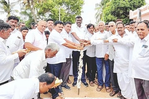 ಕಾತರಕಿ-ಗುಡ್ಲಾನೂರ ಗ್ರಾಮಕ್ಕೆ ಸಂಪರ್ಕ ಕಲ್ಪಿಸುವ ಮುಖ್ಯ ರಸ್ತೆ ನಿರ್ಮಾಣ ಕಾಮಗಾರಿಗೆ ಶಾಸಕ ಕೆ. ರಾಘವೇಂದ್ರ ಹಿಟ್ನಾಳ ಭೂಮಿಪೂಜೆ ನೆರವೇರಿಸಿದರು. ಜಿಪಂ ಮಾಜಿ ಸದಸ್ಯ ಗೂಳಪ್ಪ ಹಲಿಗೇರಿ, ಪ್ರಮುಖರಾದ ವೆಂಕನಗೌಡ್ರು ಹಿರೇಗೌಡ್ರು, ಹನುಮರೆಡ್ಡಿ ಹಂಗನಕಟ್ಟಿ, ಯಲ್ಲನಗೌಡ್ರು, ವಿರೂಪಾಕ್ಷಗೌಡ್ರು, ಸಜ್ಜನ್ ಶರಣಪ್ಪ, ನವೋದಯ ವಿರೂಪಣ್ಣ ಇತರರಿದ್ದರು.