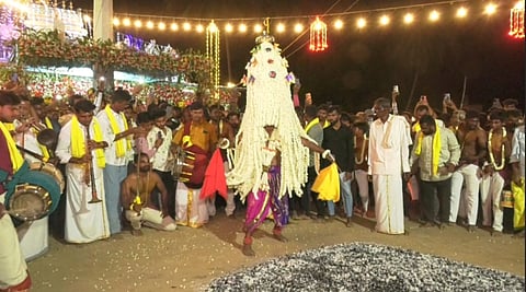ಆನೇಕಲ್​ನ ತೆಲಗರಹಳ್ಳಿಯಲ್ಲಿ ಧರ್ಮರಾಯಸ್ವಾಮಿ ಕರಗ ಮಹೋತ್ಸವ ಅದ್ದೂರಿಯಾಗಿ ನಡೆಯಿತು.