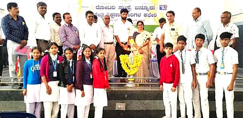 ಬನ್ನೂರಿನಲ್ಲಿ ರೋಟರಿ ಸಂಸ್ಥೆ, ಕ್ಷೇತ್ರ ಶಿಕ್ಷಣಾಧಿಕಾರಿಗಳ ಕಚೇರಿ ಹಾಗೂ ಶಾಲಾ ಶಿಕ್ಷಣ ಇಲಾಖೆ ಸಹಯೋಗದಲ್ಲಿ ಕಾರ್ಯಾಗಾರ ಆಯೋಜಿಸಲಾಗಿತ್ತು. ರೋಟರಿ ಅಧ್ಯಕ್ಷ ಡಾ.ರಾಜೀವ್, ಕ್ಷೇತ್ರ ಶಿಕ್ಷಣಾಧಿಕಾರಿ ಎಸ್.ಸಿ.ಶಿವಮೂರ್ತಿ, ಜಿಲ್ಲಾ ಶಿಕ್ಷಣ ಮತ್ತು ತರಬೇತಿ ಸಂಸ್ಥೆ ನಿರ್ದೇಶಕ ಸಿ.ಆರ್.ನಾಗರಾಜಯ್ಯ, ಉಪಯೋಜನಾ ಸಮನ್ವಯಾಧಿಕಾರಿ ಶೋಭಾ, ವಲಯ ಪ್ರತಿನಿಧಿ ಅತ್ತಹಳ್ಳಿ ಕೆಂಪೇಗೌಡ ಇತರರು ಇದ್ದರು.