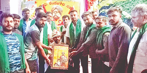 ಬನ್ನೂರಿನ ಸಮೀಪದ ಕೋಟೆ ಹುಣಸಗಳ್ಳಿ ಗ್ರಾಮದ ಕೆಂಪೇಗೌಡ ಯುವಕರ ಸಂಘ ವತಿಯಿಂದ ನಡೆದ ನಾಡಪ್ರಭು ಕೆಂಪೇಗೌಡ ಜಯಂತಿ ಕಾರ್ಯಕ್ರಮದಲ್ಲಿ ಪೊಲೀಸ್ ಇಲಾಖೆಯ ರಾಮಸ್ವಾಮಿ ಅವರನ್ನು ಸನ್ಮಾನಿಸಲಾಯಿತು. ಕೋಟೆ ಹುಣಸಗಳ್ಳಿ ಗ್ರಾಮದ ಕೆಂಪೇಗೌಡ ಯುವಕರ ಸಂಘದ ಸದಸ್ಯರು ಉಪಸ್ಥಿತರಿದ್ದರು.