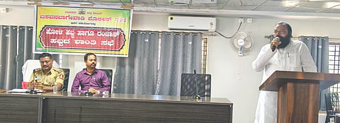ಬಸವನಬಾಗೇವಾಡಿ ಪಟ್ಟಣದ ಪುರಸಭೆಯ ಸಭಾಭವನದಲ್ಲಿ ವಿಜಯಪುರ ಜಿಲ್ಲಾ ಪೊಲೀಸ್, ಬಸವನಬಾಗೇವಾಡಿ ಪೊಲೀಸ್ ಠಾಣೆ, ತಾಲೂಕು ಆಡಳಿತದಿಂದ ಹೋಳಿ, ರಂಜಾನ್ ಹಬ್ಬದ ಶಾಂತಿ ಸಭೆ ಹಮ್ಮಿಕೊಳ್ಳಲಾಯಿತು. ಅಶೋಕ ಹಾರಿವಾಳ, ಶಬ್ಬಿರ್ ನಥಾಫ್, ಮುದಕಣ್ಣಾ ಹೊರ್ತಿ, ನಜೀರ್ ಬೀಳಗಿ ಮತ್ತಿತರರಿದ್ದರು.