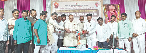 ಬಸವನಬಾಗೇವಾಡಿಯ ಯಲ್ಲಾಲಿಂಗ ಮಠ ಕಲ್ಯಾಣ ಮಂಟಪದಲ್ಲಿ ನಾಟಕ ಬರಹಗಾರರಿಂದ ಹಮ್ಮಿಕೊಂಡಿದ್ದ ಡಾ.ಪುಟ್ಟರಾಜ ಗವಾಯಿಗಳ ಪುಣ್ಯಸ್ಮರಣೋತ್ಸವದ ಸಮಾರಂಭ ಕಾರ್ಯಕ್ರಮವನ್ನು ಶಾಸಕ ರಾಜುಗೌಡ ಪಾಟೀಲ ಉದ್ಘಾಟಿಸಿದರು. ಯಮನಪ್ಪ ಅಂಗನಗೇರಿ, ಡಿ.ಆರ್. ಪೂಜಾರಿ, ಗುರಪ್ಪ ಪಾಟೀಲ, ಸುರೇಶ ಹಾರಿವಾಳ ಮತ್ತಿತರರಿದ್ದರು.
