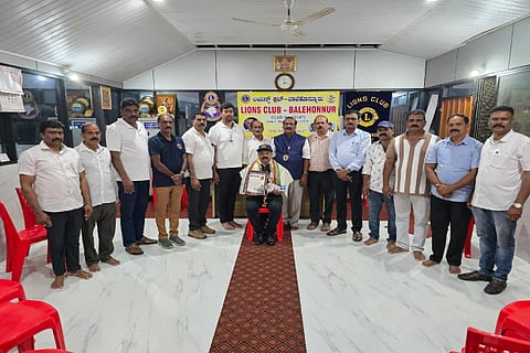 ಬಾಳೆಹೊನ್ನೂರಲ್ಲಿ ಆಯೋಜಿಸಿದ್ದ ಕಾರ್ಯಕ್ರಮದಲ್ಲಿ ನಿವೃತ್ತ ಯೋಧ ಕೆ.ಎನ್.ಪ್ರಸನ್ನ ಅವರನ್ನು ಸನ್ಮಾನಿಸಲಾಯಿತು. 