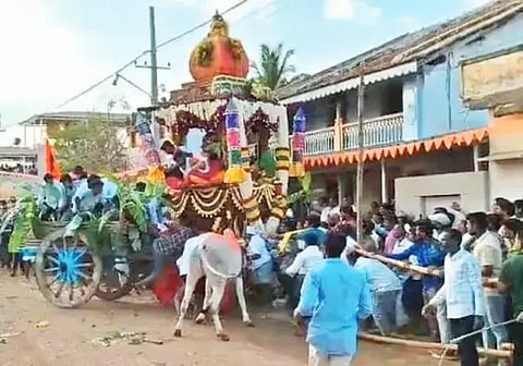 ಹಳೇಪೇಟೆಯಲ್ಲಿ ನಿಂತ ಶ್ರೀ ಅಂತರಘಟ್ಟಮ್ಮದೇವಿ ರಥಕ್ಕೆ ಪಾನಕದ ಬಂಡಿ ಗುದ್ದಿರುವುದು.