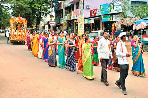 ಬೀರೂರಿನ ಕರಗಲ್ ಬೀದಿಯ ಶ್ರೀ ಪಾಂಡುರಂಗ ರುಖುಮಾಯಿಯವರ ದಿಂಡಿ ಉತ್ಸವ ವಿಜೃಂಭಣೆಯಿಂದ ನಡೆಯಿತು.