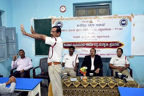 ಚಿಕ್ಕಮಗಳೂರು ಮಲ್ಲಂದೂರು ರಸ್ತೆ ಸಮೀಪದ ಸರ್ಕಾರಿ ಮಹಿಳಾ ಪ್ರಥಮ ದರ್ಜೆ ಕಾಲೇಜಿನಲ್ಲಿ ಮಂಗಳವಾರ ಸಂಚಾರ ಪೊಲೀಸ್ ಠಾಣೆ, ಕಾಲೇಜು ಶಿಕ್ಷಣ ಇಲಾಖೆ ಸಹಯೋಗದಲ್ಲಿ ಹಮ್ಮಿಕೊಂಡಿದ್ಧ ಸಂಚಾರ ನಿಯಮ ಹಾಗೂ ರಸ್ತೆ ಸುರಕ್ಷತಾ ಕ್ರಮಗಳ ಮಾಹಿತಿ ಕಾರ್ಯಕ್ರಮದಲ್ಲಿ ಸಂಚಾರ ಠಾಣೆ ಪೊಲೀಸರು ವಿದ್ಯಾರ್ಥಿಗಳಿಗೆ ಸಂಚಾರಿ ನಿಯಮಗಳ ಬಗ್ಗೆ ಮಾಹಿತಿ ನೀಡಿದರು. ಆದರ್ಶ್, ಮೂಡಲಗಿರಿಯಯ್ಯ, ಶಿವಕುಮಾರ್ ಮತ್ತಿತರರಿದ್ದರು.