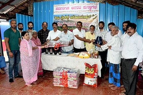 ಚಿಕ್ಕಮಗಳೂರು ತಾಲೂಕಿನ ಇಂದಾವರ ಗ್ರಾಮದ ಅನ್ನಪೂರ್ಣ ವೃದ್ಧಾಶ್ರಮದಲ್ಲಿ ಮಂಗಳವಾರ ಕಾಫಿ ಟ್ರೇರ‍್ಸ್ ಅಸೋಸಿಯೇಷನ್ ವತಿಯಿಂದ ಆಯೋಜಿಸಿದ್ಧ ವೃದ್ದಾಶ್ರಮಕ್ಕೆ ಉಚಿತ ದಿನಸಿ ಪದಾರ್ಥ, ಮಿಕ್ಸರ್ ಸೇರಿದಂತೆ ಮೂಲಸೌಕರ್ಯ ವಿತರಣಾ ಕಾರ್ಯಕ್ರಮ ನಡೆಯಿತು. ಕಳವಾಸೆ ರವಿ, ಕೃಷ್ಣಮೂರ್ತಿ ರಾಜ್ ಅರಸ್, ಸಂಜಯ್, ಬಾಲರಾಜ್ ಅರಸ್, ಮನೋಹರ್ ಮತ್ತಿತರರಿದ್ದರು.