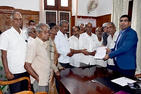 ಚಿಕ್ಕಮಗಳೂರು ಜಿಲ್ಲಾಧಿಕಾರಿ ಭನ್ವರ್ ಸಿಂಗ್ ಮೀನಾ ಅವರ ಮೂಲಕ ಸಿಎಂಗೆ ಮನವಿ ಸಲ್ಲಿಸಿದ ಫೆಡರೇಷನ್ ಆಫ್ ಸೀನಿರ‍್ಸ್ ಸಿಟಿಜನ್ ಪೋರಮ್‌ನ ಪದಾಧಿಕಾರಿಗಳು ಹಿರಿಯ ನಾಗರಿಕರಿಗೆ ಸಂಧ್ಯಾ ಸುರಕ್ಷಾ, ವಿಧವಾ ಹಾಗೂ ಅಂಗವಿಕಲ ವೇತನವನ್ನು ಒದಗಿಸಿಕೊಡಬೇಕು ಎಂದು ಆಗ್ರಹಿಸಿದರು.