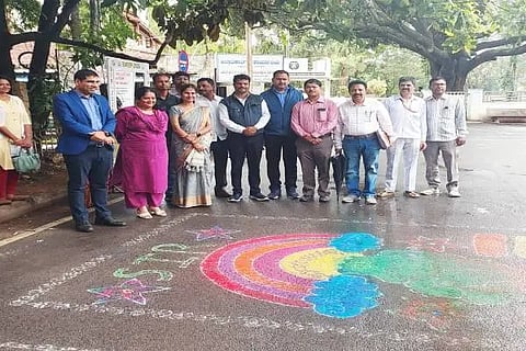 ಚಿಕ್ಕಮಗಳೂರು ಜಿಲ್ಲಾಧಿಕಾರಿ ಕಚೇರಿ ಮುಂಭಾಗದಲ್ಲಿ ಸ್ವೀಪ್ ಸಮಿತಿ ಹಾಗೂ ಜಿಲ್ಲಾಡಳಿತದ ವತಿಯಿಂದ ಹಮ್ಮಿಕೊಳ್ಳಲಾಗಿದ್ದ ಎಸ್‌ಐಆರ್ ಜಾಗೃತಿ ಅಂಗವಾಗಿ ಜಿಲ್ಲಾಧಿಕಾರಿಗಳ ಕಚೇರಿ ಸಮೀಪ ಏರ್ಪಡಿಸಲಾಗಿದ್ದ ರಂಗೋಲಿ ಸ್ಪರ್ಧೆಯನ್ನು ಡಿಸಿ ಭನ್ವರ್ ಸಿಂಗ್ ಮೀನಾ, ಜಿಪಂ ಸಿಇಒ ಎಚ್.ಎಸ್.ಕೀರ್ತನಾ, ಡಾ.ರಮೇಶ್, ಗಂಗಾಧರ್ ಮತ್ತಿತರರು ವೀಕ್ಷಿಸಿದರು.