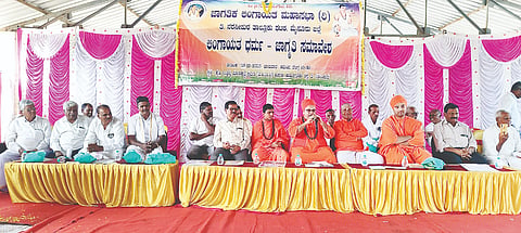ತಿ.ನರಸೀಪುರ ಪಟ್ಟಣದ ಕೃಷಿ ಉತ್ಪನ್ನ ಮಾರುಕಟ್ಟೆ ಸಮಿತಿ ಆವರಣದಲ್ಲಿ ಭಾನುವಾರ ಜಾಗತಿಕ ಲಿಂಗಾಯತ ಮಹಾಸಭಾದಿಂದ ಆಯೋಜಿಸಿದ್ದ ಲಿಂಗಾಯತ ಧರ್ಮ ಜಾಗೃತಿ ಸಮಾವೇಶದಲ್ಲಿ ಎಂ.ಎಲ್.ಹುಂಡಿ ಮಠದ ಗೌರಿಶಂಕರ ಸ್ವಾಮೀಜಿ ಮಾತನಾಡಿದರು. ಶಿವಬಸವ ಸ್ವಾಮೀಜಿ, ಮೈಸೂರು ಹೊಸಮಠದ ಕಿರಿಯ ಸ್ವಾಮೀಜಿ, ಎಂ.ರವಿ ತೊಟ್ಟವಾಡಿ, ಮಹದೇವಪ್ಪ, ಲಿಂಗರಾಜಪ್ಪ, ಗುರುಮೂರ್ತಿ ಇತರರು ಇದ್ದರು.