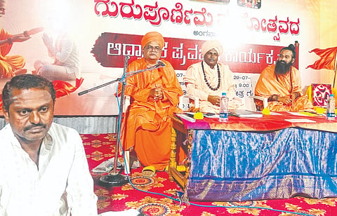ಗೋಗಿಯ ಜ್ಞಾನಯೋಗ ಮಂದಿರದಲ್ಲಿ ಗುರುಪೂರ್ಣಿಮೆ ನಿಮಿತ್ತ ಹಮ್ಮಿಕೊಂಡ ಕಾರ್ಯಕ್ರಮದಲ್ಲಿ ಸೊನ್ನ ಮಠದ ಶ್ರೀ ಡಾ.ಶಿವಾನಂದ ಸ್ವಾಮೀಜಿ ಆಶೀರ್ವಚನ ನೀಡಿದರು. ಶ್ರೀ ಡಾ.ರುದ್ರಮುನಿ ಶಿವಾಚಾರ್ಯ, ರೇವಣಸಿದ್ಧ ಹೂಗಾರ, ಸಂಗಮೇಶ್ವರ ನೀಲಾ, ಮಧುಕರ ಭಾಸುತ್ಕರ, ಗೌಡಪ್ಪಗೌಡ ಪರಿವಾಣ ಇತರರಿದ್ದರು.