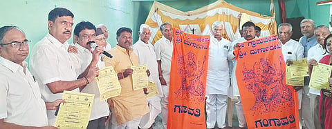 ಗಂಗಾವತಿ ಗ್ರಾಮದೇವತೆ ಶ್ರೀದುರ್ಗಾದೇವಿ ಜಾತ್ರಾಮಹೋತ್ಸವಕ್ಕಾಗಿ ಸಿದ್ಧಪಡಿಸಿರುವ ಪರಿಸರ ಸ್ನೇಹಿ ಧ್ವಜ, ಬ್ಯಾನರ್ ಮತ್ತು ಶಾಲುಗಳನ್ನು ಮಾಜಿ ಶಾಸಕ ಪರಣ್ಣ ಮುನವಳ್ಳಿ ಶುಕ್ರವಾರ ಬಿಡುಗಡೆಗೊಳಿಸಿದರು. ಮಾಜಿ ಸಚಿವ ಎಂ.ಮಲ್ಲಿಕಾರ್ಜುನನಾಗಪ್ಪ, ಮಾಜಿ ಶಾಸಕ ಜಿ.ವೀರಪ್ಪ, ದೇವಾಲಯ ಸಮಿತಿ ಅಧ್ಯಕ್ಷ ಜೋಗದ ನಾರಾಯಣಪ್ಪ ನಾಯಕ ಇತರರಿದ್ದರು.