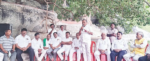 ವಿಜಯನಗರ ಕಾಲುವೆಗಳಿಗೆ ನೀರು ಹರಿಸುವ ಸಂಬಂಧ ಗಂಗಾವತಿ ತಾಲೂಕಿನ ಪಂಪಾಸರೋವರದಲ್ಲಿ ಆಯೋಜಿಸಿದ್ದ ರೈತರ ಪೂರ್ವಭಾವಿ ಸಭೆಯಲ್ಲಿ ಮಾಜಿ ಶಾಸಕ ಪರಣ್ಣ ಮುನವಳ್ಳಿ ಮಂಗಳವಾರ ಮಾತನಾಡಿದರು. ಮಾಜಿ ಸಂಸದ ಎಸ್.ಶಿವರಾಮನಗೌಡ, ಕಾಡಾ ಮಾಜಿ ಅಧ್ಯಕ್ಷರಾದ ಬಿ.ಎಚ್.ಎಂ. ತಿಪ್ಪೇರುದ್ರಸ್ವಾಮಿ, ಎಚ್.ಎಸ್.ಗಿರೇಗೌಡ, ಬಿಜೆಪಿ ಜಿಲ್ಲಾ ಮಾಜಿ ಅಧ್ಯಕ್ಷ ಸಿಂಗನಾಳ ವಿರೂಪಾಕ್ಷಪ್ಪ ಇತರರಿದ್ದರು.