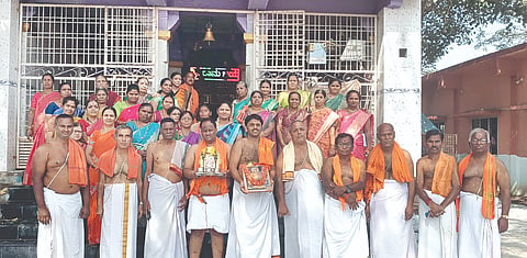 ಮರಳಿಯ ಹನುಮಂತ ದೇವರ ದೇವಾಲಯದಲ್ಲಿ ಮಧ್ವನವಮಿ ಉತ್ಸವ ಸಂದರ್ಭ ಪಿಸ್ಸೆಸ್ಸೆನ್ ಮಾಜಿ ನಿರ್ದೇಶಕ ರಮೇಶ್ ಕುಲ್ಕರ್ಣಿ, ಪ್ರಮುಖರಾದ ಶೇಷಗಿರಿ ಕುಲಕರ್ಣಿ, ಪವನ ಕುಲಕರ್ಣಿ, ಮನೋಹರ್ ಜಾಲಿಹಾಳ ಇತರರಿದ್ದರು.
