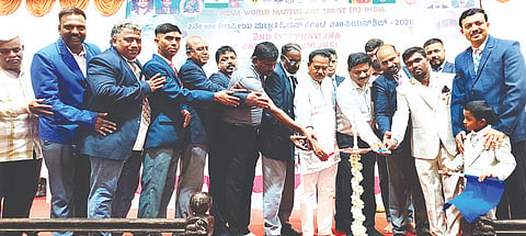 ಗಂಗಾವತಿ ಸಿಬಿಎಸ್ ಕಲ್ಯಾಣ ಮಂಟಪದಲ್ಲಿ ಡ್ರೀಮ್ ವರ್ಲ್ಡ್ ಮಾರ್ಷಲ್ ಆರ್ಟ್ಸ್ ಟ್ರಸ್ಟ್‌ನಿಂದ ಹಮ್ಮಿಕೊಂಡಿದ್ದ ಅಂತಾರಾಷ್ಟ್ರೀಯ ಓಪನ್ ಕರಾಟೆ ಚಾಂಪಿಯನ್‌ಶಿಪ್‌ನ್ನು ಕರ್ನಾಟಕ ಸಾಹಿತ್ಯ ಅಕಾಡೆಮಿ ಸದಸ್ಯ ಅಜ್ಮೀರ್ ನಂದಾಪುರ ಮಂಗಳವಾರ ಉದ್ಘಾಟಿಸಿದರು. ಡೆಲ್ಲಿ ಪಬ್ಲಿಕ್ ಸ್ಕೂಲ್ ನಿರ್ದೇಶಕ ನಾಗರಾಜ ಕೇಸರಹಟ್ಟಿ, ಕರಾಟೆ ತರಬೇತುದಾರರಾದ ಡಾ. ಸಿಹಾನ್ ಜಬಿವುಲ್ಲಾ, ಸೈಯದ್ ಬಿಲಾಲ್ ಇತರರಿದ್ದರು.