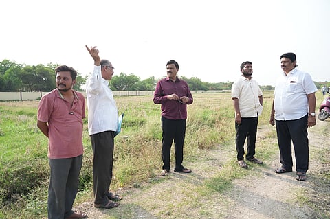 ಗಂಗಾವತಿ ಕನಕಗಿರಿ ರಸ್ತೆಯಲ್ಲಿ ನಿರ್ಮಿಸಲು ಉದ್ದೇಶಿಸಿರುವ ಕೆಕೆಆರ್‌ಟಿಸಿಯ ಸ್ಯಾಟ್‌ಲೈಟ್ ಬಸ್ ನಿಲ್ದಾಣದ ಜಾಗೆಯನ್ನು ಶಾಸಕ ಗಾಲಿ ಜನಾರ್ದನರೆಡ್ಡಿ ಪರಿಶೀಲಿಸಿದರು. ನಗರಸಭೆ ಮಾಜಿ ಸದಸ್ಯ ಮನೋಹರಗೌಡ ಹೇರೂರು,ಬಿಜೆಪಿ ಮುಖಂಡರಾದ ಯಮನೂರ ಚೌಡ್ಕಿ, ವೀರೇಶ ಬಲ್ಕುಂದಿ ಇತರರಿದ್ದರು.