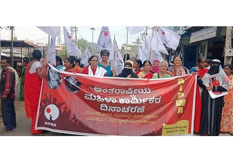ಗಂಗಾವತಿಯಲ್ಲಿ ಅಖಿಲ ಭಾರತ ಪ್ರಗತಿಪರ ಮಹಿಳಾ ಸಂಘಟನೆ ಜಿಲ್ಲಾ ಘಟಕದಿಂದ ಅಂತಾರಾಷ್ಟ್ರೀಯ ಮಹಿಳಾ ದಿನಾಚರಣೆ ನಿಮಿತ್ತ ಮಹಿಳಾ ಜಾಗೃತಿ ಮೆರವಣಿಗೆ ನಡೆಯಿತು. ಅಖಿಲ ಭಾರತ ಪ್ರಗತಿಪರ ಮಹಿಳಾ ಸಂಘಟನೆ ರಾಷ್ಟ್ರೀಯ ಅಧ್ಯಕ್ಷೆ ಡಾ.ರತಿರಾವ್ ಮೈಸೂರು, ರಾಜ್ಯಾಧ್ಯಕ್ಷೆ ನಿರ್ಮಲಾ, ನಿರ್ದೇಶಕಿ ಕೆ.ಆರ್.ಸುಮತಿ ಇತರರಿದ್ದರು.