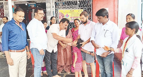 ಹೂವಿನಹಡಗಲಿಯಲ್ಲಿ ಬಾಲಕಿಗೆ ಸಿಡಿಪಿಒ ರಾಮನಗೌಡ ಲಸಿಕೆ ಹಾಕಿದರು.