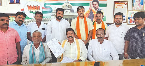 ಜೀವಂತವಿರುವ ವ್ಯಕ್ತಿ ಹೆಸರಿನಲ್ಲಿ ನೀಡಿರುವ ಮರಣ ಪ್ರಮಾಣಪತ್ರ (death certificate)ಪ್ರದರ್ಶಿಸಿದ ಮಾಜಿ ಸಚಿವ ಬಿ.ಸಿ.ಪಾಟೀಲ.