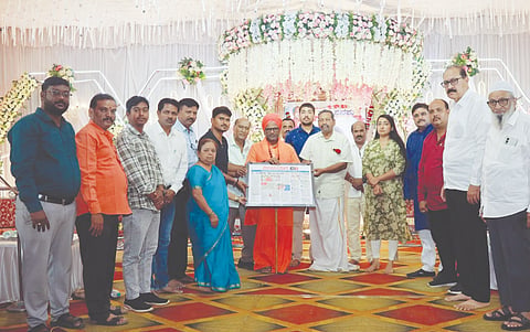 ಹಳಿಯಾಳ ಪಟ್ಟಣದ ಗಣೇಶ ಕಲ್ಯಾಣ ಮಂಟಪದಲ್ಲಿ ಆಯೋಜಿಸಿದ್ದ ದಿ. ಉದಯ ಹೂಲಿ ಅವರ ಸವಿ ನೆನಪು ಕಾರ್ಯಕ್ರಮದಲ್ಲಿ ಶುಕ್ರವಾರ ಪ್ರಕಟವಾದ ಉದಯ ಹುಲಿ ಅವರ ಕುರಿತ ವಿಶೇಷ ವರದಿಯನ್ನು ಹೂಲಿ ಕುಟುಂಬದವರಿಗೆ ಅವರ ಗೆಳೆಯರ ಬಳಗದಿಂದ ಫೋಟೋ ಫ್ರೇಮ್ ಮಾಡಿಸಿ ಕಾಣಿಕೆಯಾಗಿ ನೀಡಲಾಯಿತು. 