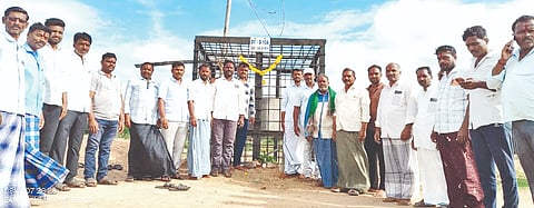 ಮುದನೂರು ಗ್ರಾಮದ ಬಳಿಯ ತೂಬೂ ಸಂಖ್ಯೆ ೧೦ಎ ಗೇಟ್‌ಗೆ ರೈತರು ಪೂಜೆ ಸಲ್ಲಿಸಿದರು. ರೈತ ಸಂಘದ ಅಧ್ಯಕ್ಷ ಮಲ್ಲನಗೌಡ ನಗನೂರು ಇತರರಿದ್ದರು. ರಾಮನಗೌಡ ಅಲಿಪುರ್, ಬಸನಗೌಡ ಪಡೇಕ್ನೂರ್, ಸಿದ್ದರಾಮರೆಡ್ಡಿ ಬಳವಾಟ್, ಬಸವರಾಜ್ ಬಳಿ, ಸತೀಶ್ ರಸ್ತಾಪುರ್, ಶಾಂತಗೌಡ ಹಂದ್ರಾಳ, ರೆಡ್ಡಿ ಕಡಕಲ್, ಮಂಜುನಾಥ್ ಬೊಮ್ಮನಹಳ್ಳಿ, ಈ. ರಾಮರಾವ್, ಪಿ. ಆನಂದ್, ಕೆ ರಾಮಣ್ಣ, ಶರಣು ಕೊಳ್ಳಿ, ಮಹೇಶ್ ಕೊಳ್ಳಿ ಇತರರಿದ್ದರು.