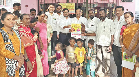  ಹುಣಸಗಿಯ ಮಲ್ಲಯ್ಯ ದೇವಸ್ಥಾನದಲ್ಲಿ ಭಾನುವಾರ ನಡೆದ ಪಲ್ಸ್​ ಪೋಲಿಯೋ ಲಸಿಕಾಕರಣ ಕಾರ್ಯಕ್ರಮದಲ್ಲಿ ವೈದ್ಯಾಧಿಕಾರಿ ಡಾ.ಸಂಜಯ್​ ಚಂದಾ, ಚಂದ್ರಶೇಖರ ದಂಡಿನ್​, ಬಸವರಾಜ ಸಜ್ಜನ್​, ಖಾಸೀಂಸಾಬ ಟೊಣ್ಣೂರು ಇತರರಿದ್ದರು. 