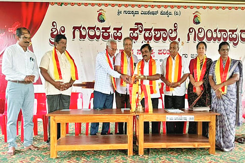ಗಿರಿಯಾಪುರದ ಶ್ರೀ ಗುರು ಕೃಪಾ ಪ್ರೌಢಶಾಲೆಯಲ್ಲಿ  ಆಯೋಜಿಸಿದ್ದ ದತ್ತಿ ಉಪನ್ಯಾಸ ಕಾರ್ಯಕ್ರಮವನ್ನು  ಸೂರಿ ಶ್ರೀನಿವಾಸ್ ಉದ್ಘಾಟಿಸಿದರು. 