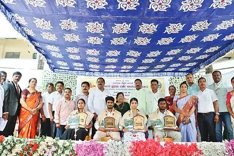 ಕಡೂರು ಸರ್ಕಾರಿ ಪ್ರಥಮದರ್ಜೆ ಕಾಲೇಜಿನಲ್ಲಿ ನಡೆದ ಸಾಂಸ್ಕೃತಿಕ ಕ್ರೀಡಾ ಚಟುವಟಿಕೆಗಳ ಸಮಾರೋಪದಲ್ಲಿ ಕುವೆಂಪು ವಿವಿಯ ಸ್ನಾತಕೋತ್ತರ ವಿಭಾಗದಲ್ಲಿ ರ‌್ಯಾಂಕ್ ಪಡೆದ ವಿದ್ಯಾರ್ಥಿಗಳನ್ನು ಗೌರವಿಸಲಾಯಿತು. ಶಾಸಕ ಕೆ.ಎಸ್.ಆನಂದ್, ಇಂದುಮತಿ ಸಾಲಿಮಠ್, ಡಾ. ಕೆ.ಎ.ರಾಜಣ್ಣ, ಧನಂಜಯ್, ರವಿ ಮತ್ತಿತರರಿದ್ದರು.