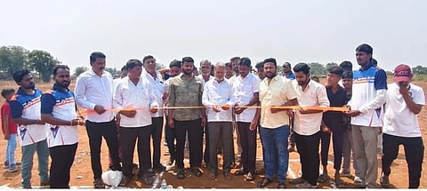 ಕೆಂಭಾವಿ ಸಮೀಪದ ಏವೂರ ಗ್ರಾಮದಲ್ಲಿ ಶನಿವಾರ ಹಮ್ಮಿಕೊಂಡ ಬಸವೇಶ್ವರ ಹಾಗೂ ಸ್ವಯಂಭೂ ಸೋಮೇಶ್ವರ ಜಾತ್ರಾ ಮಹೋತ್ಸವ ನಿಮಿತ್ತ ಓಪನ್​ ಕ್ರಿಕೆಟ್​ ಟೊರ್ನಮೆಂಟ್​ಗೆ ರಾಜಾ ವೀರರಾಯಪ್ಪ ರಾಜುಧಣಿ ಉದ್ಘಾಟಿಸಿದರು. ಯಂಕಾರಡ್ಡಿ ಪಾಟೀಲ್​, ಗುಂಡು ಆರ್​. ಪಾಟೀಲ್​, ಹಣಮಯ್ಯ ಗುತ್ತೇದಾರ್​ ಇದ್ದರು.
