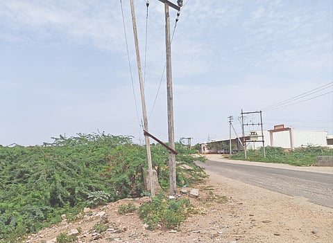 ಕೆಂಭಾವಿ ಪಟ್ಟಣದ ದೇವೂರ ಬಡಾವಣೆಯ ರಾಜ್ಯ ಹೆದ್ದಾರಿ ಪಕ್ಕ ಮುರಿದು ನಿಂತಿರುವ ವಿದ್ಯುತ್​ ಕಂಬ.