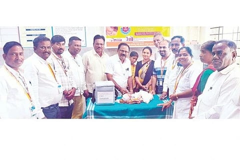 ಕುಕನೂರು ಸಮುದಾಯ ಆರೋಗ್ಯ ಕೇಂದ್ರದಲ್ಲಿ ಹಮ್ಮಿಕೊಂಡ ರಾಷ್ಟ್ರೀಯ ಪಲ್ಸ್ ಪೋಲಿಯೋ ಕಾರ್ಯಕ್ರಮಕ್ಕೆ ಪಪಂ ಅಧ್ಯಕ್ಷ ಲೀಲಾವತಿ ಮುಧೋಳ ಮಗುವಿಗೆ ಲಸಿಕೆ ಹಾಕುವ ಮೂಲಕ ಚಾಲನೆ ನೀಡಿದರು. ಪಪಂ ಮುಖ್ಯಾಧಿಕಾರಿ ನಾಗೇಶ, ಆಡಳಿತ ವೈದ್ಯಾಧಿಕಾರಿ ಡಾ.ರಾಮಕೃಷ್ಣ ರೆಡ್ಡಿ, ಉಪಾಧ್ಯಕ್ಷೆ ಮಂಜುಳಾ ಕಲ್ಮನಿ, ಸದಸ್ಯ ಸಿದ್ದು ಉಳ್ಳಾಗಡ್ಡಿ, ವೀರಯ್ಯ ತೋಂಟದಾರ್ಯಮಠ ಇದ್ದರು.