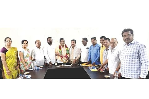 ವಿಜಯವಾಣಿ ಪತ್ರಿಕೆಯ ಪ್ರತಿಷ್ಠಿತ ‘ವಿಜಯರತ್ನ’ ಪ್ರಶಸ್ತಿ ಪುರಸ್ಕೃತರೂ ಆದ ಬಿಡಿಸಿಸಿ ಬ್ಯಾಂಕ್ ಅಧ್ಯಕ್ಷ ಗುಂಡುಮುಣುಗು ಕೆ. ತಿಪ್ಪೇಸ್ವಾಮಿ ಅವರನ್ನು ಕೂಡ್ಲಿಗಿ ಪ್ರವಾಸಿ ಮಂದಿರದಲ್ಲಿ ಶನಿವಾರ ಅಖಿಲ ಭಾರತ ವೀರಶೈವ ಮಹಾಸಭಾದ ವತಿಯಿಂದ ಸನ್ಮಾನಿಸಲಾಯಿತು. ಬ್ಯಾಂಕ್ ಮಾಜಿ ಉಪಾಧ್ಯಕ್ಷ ಎಂ. ಗುರುಸಿದ್ದನ ಗೌಡ, ಅಖಿಲ ಭಾರತ ವೀರಶೈವ ಮಹಾಸಭಾದ ತಾಲೂಕು ಅಧ್ಯಕ್ಷ ಸುನೀಲ್ ಗೌಡ, ಪ್ರಧಾನ ಕಾರ್ಯದರ್ಶಿ ಜಿ.ಎಸ್. ಗಿರೀಶ್, ಕಾರ್ಯದರ್ಶಿ ಮಠಪತಿ ಮಂಜುನಾಥ, ಉಪಾಧ್ಯಕ್ಷ ಸೋಮಶೇಖರ್ ಗೌಡ, ಖಜಾಂಜಿ ಮರುಳಸಿದ್ದಪ್ಪ, ನಿರ್ದೇಶಕರಾದ ಅಂಬಿಕಾ, ಟಿ. ಮಂಜುಳಾ, ಕೆ.ಎಚ್.ಎಂ. ಶೈಲಜಾ ಇದ್ದರು.
