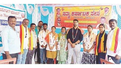 ಕುರುಗೋಡು ಸಮೀಪದ ಕುಡುತಿನಿ ಆಂಜನೇಯ ಸ್ವಾಮಿ ದೇವಸ್ಥಾನದ ಬಳಿ ನಮ್ಮ ಕರ್ನಾಟಕ ಸೇನೆ ಹಾಗೂ ನಮ್ಮ ಕರ್ನಾಟಕ ನರ್ಸಿಂಗ್ ಹೋಂ ವತಿಯಿಂದ ಆರೋಗ್ಯ ತಪಾಸಣಾ ಶಿಬಿರ ನಡೆಯಿತು. ಜಿಲ್ಲಾಧ್ಯಕ್ಷ ಬಾವಿ ಶಿವಕುಮಾರ, ಉಪಾಧ್ಯಕ್ಷ ತಿಮ್ಮಪ್ಪ, ಮುಖಂಡ ತಳಿಕೇರಿ ಭೀಮಯ್ಯ ಇತರರಿದ್ದರು.