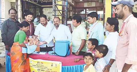 ಕುರುಗೋಡು ಆರೋಗ್ಯ ಕೇಂದ್ರದ ಬಳಿ ಮಗುವಿಗೆ ತಹಸೀಲ್ದಾರ್ ನರಸಪ್ಪ ಪೋಲಿಯೋ ಲಸಿಕೆ ಹಾಕಿದರು.