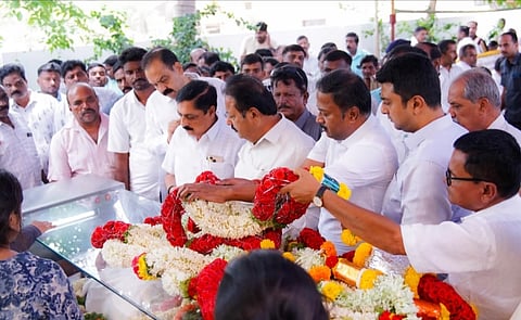   ಮಳವಳ್ಳಿ ತಾಲೂಕಿನ ಪೂರಿಗಾಲಿ ಗ್ರಾಮದಲ್ಲಿ ಸೋಮವಾರ ಶಾಸಕ ಪಿಂ.ಎಂ.ನರೇಂದ್ರಸ್ವಾಮಿ ಸಹೋದರ ಪಿ.ಎಂ.ಪರಶಿವಮೂರ್ತಿ ಅವರ ಪಾರ್ಥಿವ ಶರೀರದ ಅಂತಿಮ ದರ್ಶನವನ್ನು ಜಿಲ್ಲಾ ಉಸ್ತುವಾರಿ ಸಚಿವ ಚಲುವರಾಯಸ್ವಾಮಿ ಪಡೆದರು. ಹಲವು ಗಣ್ಯರು ಇದ್ದರು.