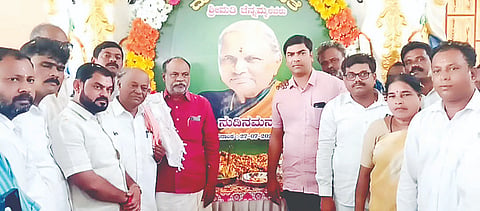 ಮಳವಳ್ಳಿ: ಪಟ್ಟಣದ ರೈತ ಸಮುದಾಯ ಭವನದಲ್ಲಿ ಜೆಡಿಎಸ್-ಬಿಜೆಪಿಯಿಂದ ಮಂಗಳವಾರ ಮಾಜಿ ಪ್ರಧಾನಿ ಎಚ್.ಡಿ.ದೇವೇಗೌಡ ಅವರ ಪತ್ನಿ ಚೆನ್ನಮ್ಮ ಅವರಿಗೆ ನುಡಿನಮನ ಹಮ್ಮಿಕೊಳ್ಳಲಾಗಿತ್ತು. 