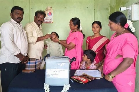 ಹಳೇ ಬಂಡಿ ಹರ್ಲಾಪುರ ಸರ್ಕಾರಿ ಪ್ರಾಥಮಿಕ ಶಾಲೆಯಲ್ಲಿ ರಾಷ್ಟ್ರೀಯ ಪಲ್ಸ್ ಪೋಲಿಯೋ ಕಾರ್ಯಕ್ರಮಕ್ಕೆ ಚಾಲನೆ ನೀಡಲಾಯಿತು. ಗ್ರಾಪಂ ಮಾಜಿ ಉಪಾಧ್ಯಕ್ಷ ಮದರ್ ಬಿ. ಮೆಹಬೂಬ್ ಬಾಷಾ ಚಿಕ್ಕಮಸೂತಿ, ಗ್ರಾಪಂ ಮಾಜಿ ಸದಸ್ಯ ಆಂಜನೇಯಲು, ಗ್ರಾಮದ ಮುಖಂಡ ಕನಕಪ್ಪ ಮುಂಡರಗಿ, ಖಾಜಾಸಾಬ್ ಗೋರೆಬಾಳ್, ರಾಮ್ ಬಾಬು, ಆಶಾ ಕಾರ್ಯಕರ್ತೆ ಕಾವೇರಿ, ಅಂಗನವಾಡಿ ಕಾರ್ಯಕರ್ತೆ ಚಂದ್ರಮ್ಮ ಇತರರಿದ್ದರು.