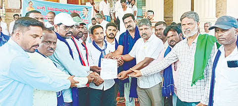 ನಂಜನಗೂಡು ತಾಲೂಕು ಕಚೇರಿ ಮುಂಭಾಗ ಪರಿಶಿಷ್ಟ ಜಾತಿ ಬಲಗೈ ಸಂಘಟನೆಗಳ ಒಕ್ಕೂಟದಿಂದ ಪ್ರತಿಭಟನೆ ನಡೆಸಿ ತಹಸೀಲ್ದಾರ್‌ಗೆ ಮನವಿ ಸಲ್ಲಿಸಲಾಯಿತು. ಮಲ್ಲಹಳ್ಳಿ ನಾರಾಯಣ, ವಿಜಯಕುಮಾರ್, ಮಹೇಶ್, ಗಟ್ಟವಾಡಿ ಮಹೇಶ್, ಸುರೇಶ್ ಇದ್ದರು.