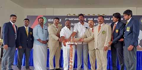  ನಗರದ ಖಾಸಗಿ ಕಲ್ಯಾಣ ಮಂಟಪದಲ್ಲಿ 5ನೇ ವರ್ಷದ ಕರಾಟೆ ಪಂದ್ಯಾವಳಿಯನ್ನು ವಿಶ್ವಕರ್ಮ ನಿಗಮದ ಅಧ್ಯಕ್ಷ ನಂದಕುಮಾರ್ ಉದ್ಘಾಟಿಸಿದರು. ಚಿತ್ರದಲ್ಲಿ ಸ್ನೇಕ್ ಬಸವರಾಜು, ರಾಜೇಂದ್ರ, ಪ್ರಸಾದ್, ಜಿಡಿ ಶರ್ಮ, ಶಿವರಾಜ್ ಇತರರಿದ್ದರು.