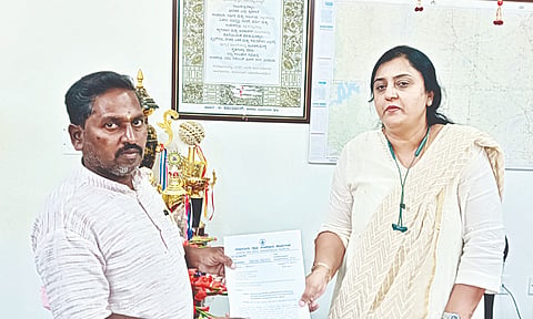 ಗ್ರಾಪಂ ಆಡಳಿತ ಅಧಿಕಾರಿ ನೇಮಕ ಆದೇಶವನ್ನು ಹಿಂದಕ್ಕೆ  ಪಡೆಯುವಂತೆ ಆಗ್ರಹಿಸಿ ನಂಜನಗೂಡು ತಾಲೂಕು ಕಚೇರಿ ಆವರಣದಲ್ಲಿ ಹೊರಳವಾಡಿ ಗ್ರಾಪಂ ಸದಸ್ಯ ಎಚ್. ಎಂ.ಮಲ್ಲೇಗೌಡ ಅವರು ತಹಸೀಲ್ದಾರ್ ಡಾ. ಸ್ಮಿತಾ ರಾಮು ಅವರಿಗೆ  ಮನವಿ ಸಲ್ಲಿಸಿದರು. 