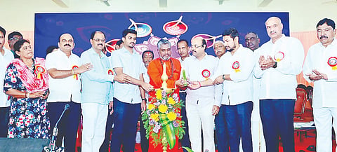 ನಂಜನಗೂಡಿನ ಶ್ರೀ ಮಹರ್ಷಿ ವಾಲ್ಮೀಕಿ ಭವನದಲ್ಲಿ ವಾಲ್ಮೀಕಿ ಜಯಂತಿ ಕಾರ್ಯಕ್ರಮಕ್ಕೆ ಶಾಸಕರಾದ ದರ್ಶನ್ ಧ್ರುವನಾರಾಯಣ, ಡಾ.ಯತೀಂದ್ರ ಸಿದ್ದರಾಮಯ್ಯ ಚಾಲನೆ ನೀಡಿದರು. ಶ್ರೀ ಪ್ರಸನ್ನಾನಂದ ಸ್ವಾಮೀಜಿ, ಕುಂಬರಹಳ್ಳಿ ಸುಬ್ಬಣ್ಣ ಇದ್ದರು.