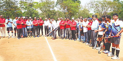 ಬಲ್ಲಮಾವಟಿ ಗ್ರಾಮದ ನೇತಾಜಿ ಪ್ರೌಢಶಾಲೆ ಆಟದ ಮೈದಾನದಲ್ಲಿ ಆಯೋಜಿಸಿದ್ದ ನಾಲ್ನಾಡು ಅಂತರ ಗ್ರಾಮ ಹಾಕಿ ಹಾಗೂ ಮಹಿಳೆಯರ ಹಗ್ಗ ಜಗ್ಗಾಟದ ನಾಲ್ನಾಡ್ ಕಪ್ ಹಾಕಿ ಉತ್ಸವನ್ನು ಕೊಡಗು ಡಿಸಿಸಿ ಬ್ಯಾಂಕ್ ಉಪಾಧ್ಯಕ್ಷ ಕೇಟೋಳಿರ ಹರೀಶ್ ಪೂವಯ್ಯ ಶನಿವಾರ ಉದ್ಘಾಟಿಸಿದರು.