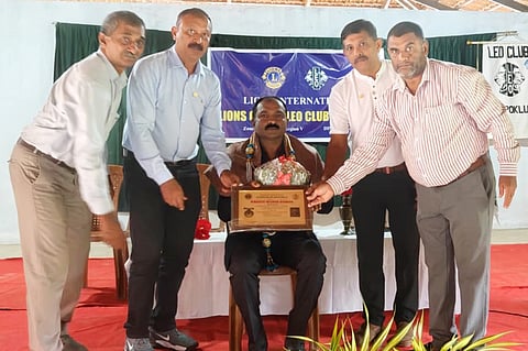 ನಾಪೋಕ್ಲುವಿನ ಲಯನ್ಸ್ ಕ್ಲಬ್ ಹಾಗೂ ಲಿಯೋ ಕ್ಲಬ್ ವತಿಯಿಂದ ಅಂಕುರ್ ಪಬ್ಲಿಕ್ ಸ್ಕೂಲ್‌ನಲ್ಲಿ ಆಯೋಜಿಸಿದ್ದ 27ನೇ ಕಾರ್ಗಿಲ್ ವಿಜಯ ದಿವಸ್ ಕಾರ್ಯಕ್ರಮದಲ್ಲಿ ನಿವೃತ್ತ ಹವಾಲ್ದಾರ್ ಪಾಲಾಂದಿರ ಚಂಗಪ್ಪ ಅವರನ್ನು ಸನ್ಮಾನಿಸಲಾಯಿತು. ರತ್ನಾ ಚರ್ಮನ, ಸಿ.ತಿಮ್ಮಯ್ಯ, ಬಿ.ಕೆ.ಉತ್ತಪ್ಪ ಇತರರಿದ್ದರು.