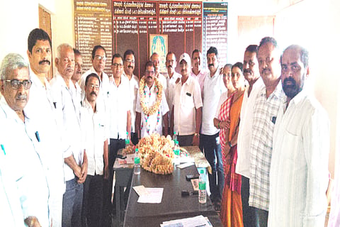 ಎನ್.ಆರ್.ಪುರ ಟಿಎಪಿಸಿಎಂಎಸ್‌ಗೆ ನೂತನ ಅಧ್ಯಕ್ಷರಾಗಿ ಆಯ್ಕೆಯಾದ ಮಳಲಿ ಶ್ರೀನಿವಾಸ್ ಅವರನ್ನು ಅಭಿನಂದಿಸಲಾಯಿತು.  