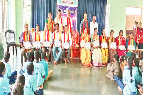 ಎನ್.ಆರ್.ಪುರದಲ್ಲಿ ಆಯೋಜಿಸಿದ್ದ ಕೆಂಪೇಗೌಡ ಜಯಂತಿ ಕಾರ್ಯಕ್ರಮದಲ್ಲಿ ಮುರಾರ್ಜಿ ದೇಸಾಯಿ ವಸತಿ ಶಾಲೆ ಪ್ರಾಚಾರ್ಯರು, ಶಿಕ್ಷಕರು ಸಿಬ್ಬಂದಿಯನ್ನು ಗೌರವಿಸಲಾಯಿತು